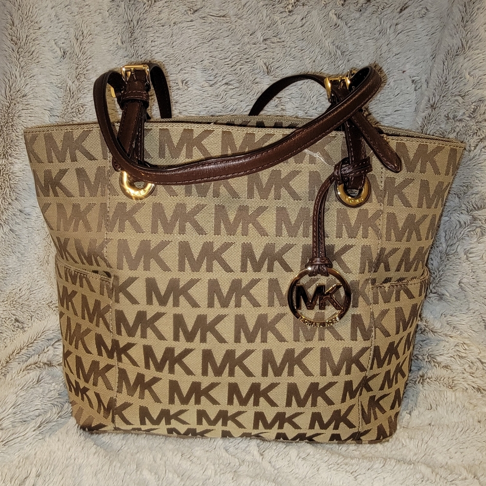 MICHAEL KORS BEAUTIFUL LARGE MONOGRAMMED BAG IN BROWN AND TAN.